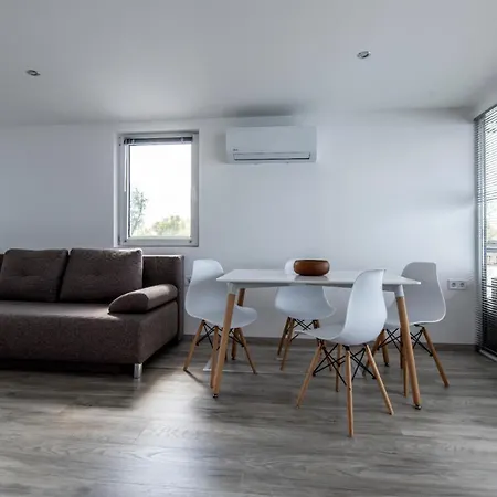 Tekne Panorama Uszohaz 1 Abádszalók